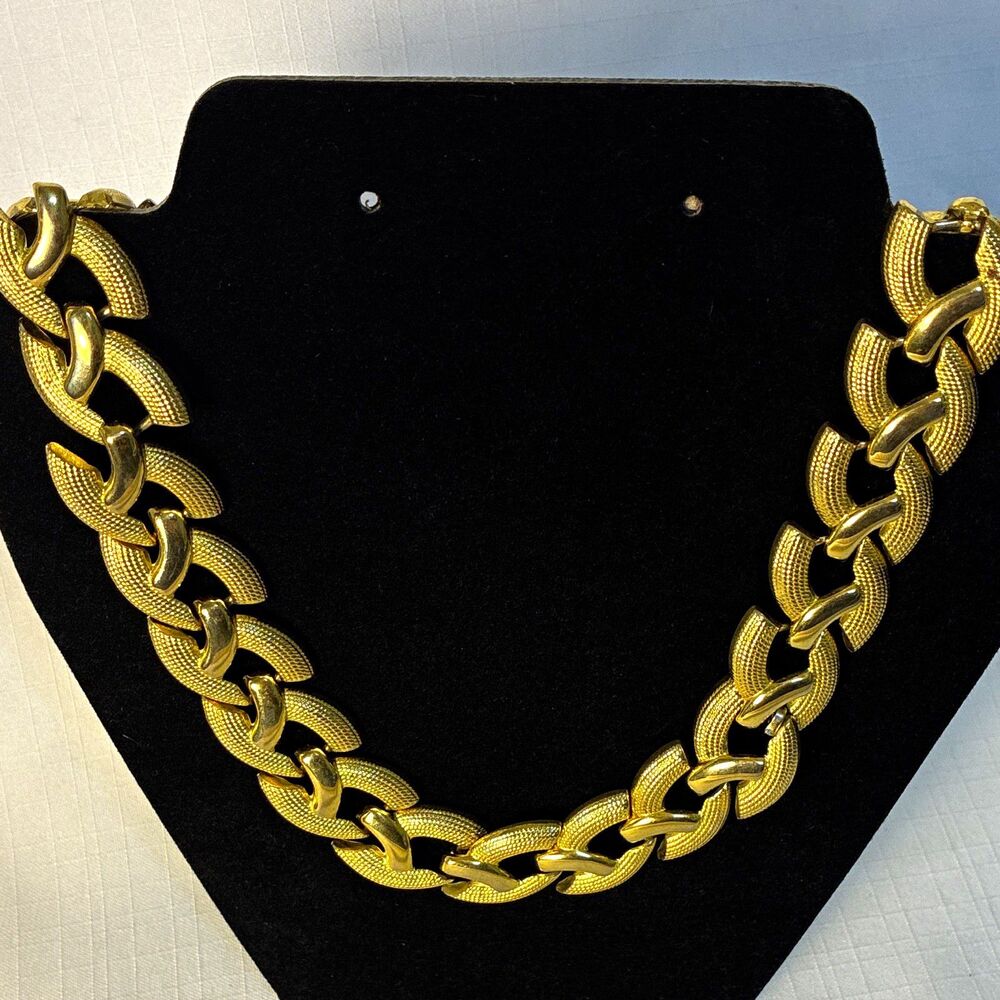 Gold Tone Textured Curb Link Chain Bracelet Lobster Clasp 8.5 in costume